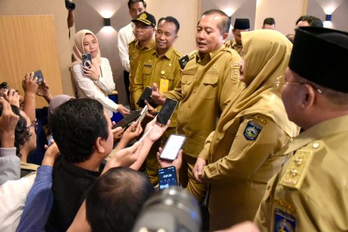 Gubernur NTB Lalu Muhammad Iqbal didampingi wagub NTB Ummi Dinda serta Sekda NTB, mulai berkantor di Setda Provinsi NTB, Senin 03 Maret 2025. (Man)