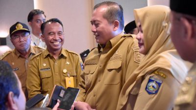 Gubernur NTB Lalu Muhammad Iqbal bersama Wagub NTB Ummi Dinda berkeliling di lingkungan Setda NTB, Senin 3 Maret 2025. (Man)