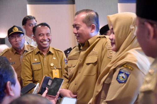 Gubernur NTB Lalu Muhammad Iqbal bersama Wagub NTB Ummi Dinda berkeliling di lingkungan Setda NTB, Senin 3 Maret 2025. (Man)