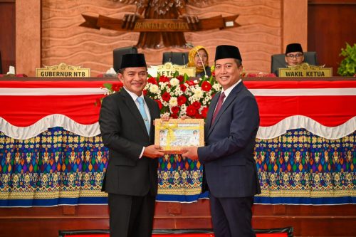 Sidang paripurna dengan agenda serah terima jabatan dari manta PJ Gubernur NTB Hassanudin kepada Gubernur NTB Lalu Muhammad Iqbal di ruang sidang paripurna DPRD NTB, Rabu 5 Maret 2025. (Man)