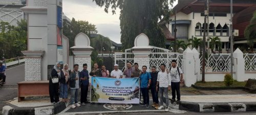 Sejumlah personil forum wartawan parlemen NTB foto bersama usai membagikan ratusan takjil ke pengguna jalan di jalan Udayana. (Iba)