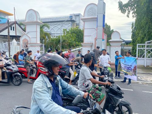 Sejumlah wartawan parlemen membagikan ratusan takjil ke pengguna jalan di jalan Udayana. (Iba)