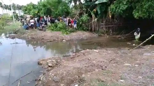 Kondisi jembatan jika air laut pasang. (Iba/Ist)