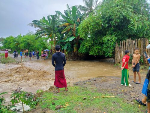 Kondisi jembatan ambruk dihantam banjir di Dusun Ta'a Sera Desa Doro O'o Kecamatan Langgudu, Minggu 30 Maret 2025 siang tadi. (Iba)