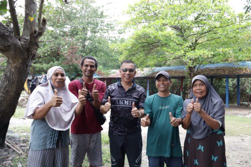 Wali Kota Bima A Rahman Abidin bersama warga pengelola bangunan liar di batas kota saat Bima, Sabtu 6 April 2025. (Iba)