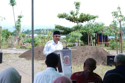 Wali Kota Bima A Rahman Abidin saat memberikan sambutan pada acara peletakan batu pertama pembangunan masjid kampus II UM Bima, Rabu 9 April 2025 kemarin. (Iba/Ist)