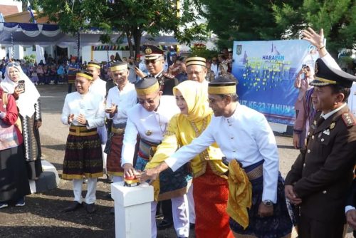 Wakil Gubernur NTB Indah Dhamayanti Putri didampingi Wali Kota Bima A Rahman Abidin dan Wakil Wali Kota Bima Ferry Sofyan pada momen HUT Kota Bima ke-23, Kamis 10 April 2025. (Iba/Ist)