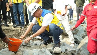 Wali Kota Bima A Rahman Abidin saat peletakan batu pertama perbaikan drainase di Kota Bima, Jumat 11 April 2025. (Iba)