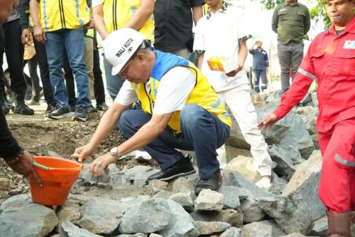 Wali Kota Bima A Rahman Abidin saat peletakan batu pertama perbaikan drainase di Kota Bima, Jumat 11 April 2025. (Iba)