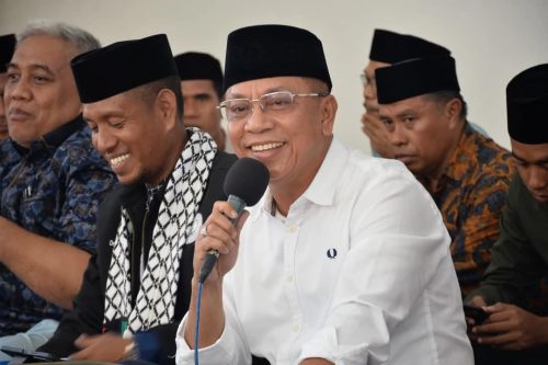 Wali Kota Bima A Rahman Abidin saat memberikan sambutan pada acara Tabliq Akbar yang dirangkaikan dengan Khatmil Qur'an di Masjid Terapung Amahami Kota Bima, Minggu, 20 April 2025. (Iba)