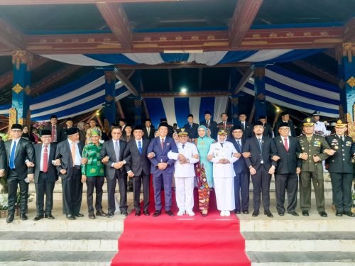 Gubernur NTB Lalu Muhammad Iqbal bersama seluruh kepala daerah di NTB saat menggelar upacara HUT Kabupaten Lombok Barat, Kamis 17 April 2025. (Iba)