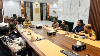 Gubernur NTB Lalu Muhammad Iqbal saat menerima peternak dan pengusaha sapi asal Bima, Senin 14 April 2025. (Iba)