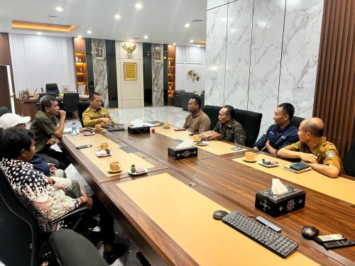 Gubernur NTB Lalu Muhammad Iqbal saat menerima peternak dan pengusaha sapi asal Bima, Senin 14 April 2025. (Iba)
