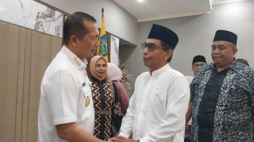 Gubernur NTB Lalu Muhammad Iqbal bersama Ketua Komisi III DPRD NTB Sambirang Ahmadi saat menggelar halal bihalal di pendopo Gubernur, Rabu 16 April 2025 di Mataram. (Iba)