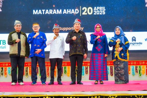 Gubernur NTB Lalu Muhammad Iqbal bersama Wakil Bupati Dompu Syirajuddin dan Ketua RKD Saiful Insan saat halal bihalal Rukun Keluarga Dompu, Minggu 20 April 2025. (Iba)