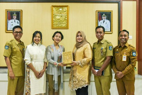 Wakil Gubernur NTB Indah Dhamayanti Putri saat menerima audiensi Founder PT Garda Utama Edukasi Marcelia Lesar dan Fuji Rama selaku director penyelenggara, di ruang kerja Wakil Gubernur, Senin 21 April 2025. (Iba/Ist)