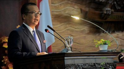 Gubernur NTB Lalu Muhammad Iqbal saat memberikan penjelasan soal Raperda usulannya, Selasa 22 April 2025. (Iba)