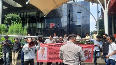 Puluhan mahasiswa NTB Jakarta menggelar aksi di depan gedung KPK Jakarta, Jumat 25 April 2025. (Iba)