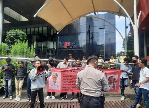 Puluhan mahasiswa NTB Jakarta menggelar aksi di depan gedung KPK Jakarta, Jumat 25 April 2025. (Iba)