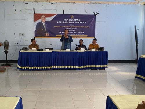Anggota DPR RI Mori Hanafi saat menggelar penyerapan aspirasi masyarakat di Kabupaten Dompu, Selasa 22 April 2025. (Iba)