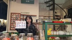 Seorang barista Kopitiam Nonasuka memperlihatkan menu sajiannya. (Mud)