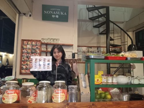 Seorang barista Kopitiam Nonasuka memperlihatkan menu sajiannya. (Mud)