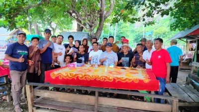 Anggota DPRD NTB Dapil Bima Dompu Muhammad Aminurlah bersama puluhan masyarakat Desa Nipa saat melakukan kunjungan di kawasan wisata Oi Fanda Kabupaten Bima, Senin 7 April 2025. (Iba)