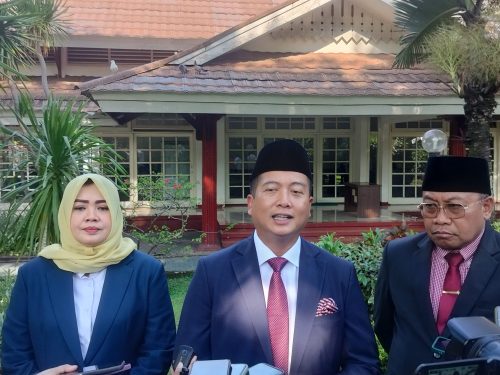 Gubernur Lalu Muhammad Iqbal didampingi Wakil Gubernur Indah Dhamayanti Putri dan Sekda NTB Lalu Gita Ariadi usai menggelar mutasi di pendopo Gubernur NTB, Rabu 30 April 2025. (Iba)