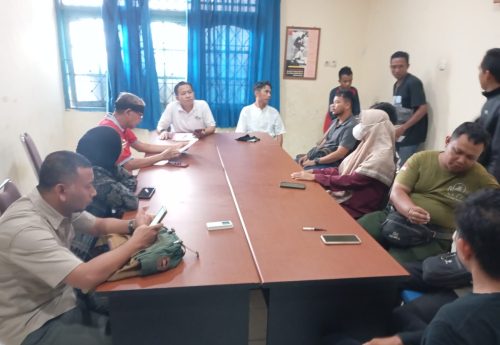 Pelaksana tugas (Plt) Ketua Palang Merah Indonesia (PMI) Lombok Barat Fahrul Mustofa saat memimpin rapat perdana di kantornya di Lombok Barat, Senin 14 April 2025. (Iba)