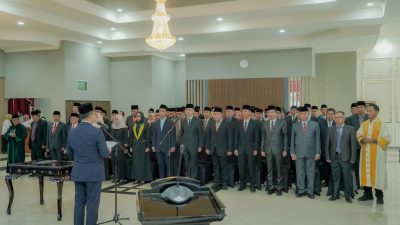 Gubernur NTB Lalu Muhammad Iqbal saat melantik sejumlah pejabat Pemprov NTB, Rabu 30 April 2025 di Mataram. (Iba)