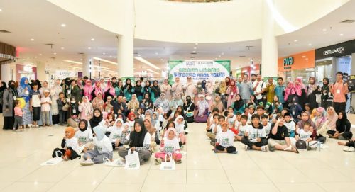 Puluhan anak yatim berbelanja lebaran bersama Bank NTB Syariah dan LAZ DASI. (Iba/Ist)