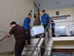 Penggeladahan Ruangan Biro Ekonomi Terkait Kasus Pengelolaan SPAM PT GNE di Gili Trawangan
