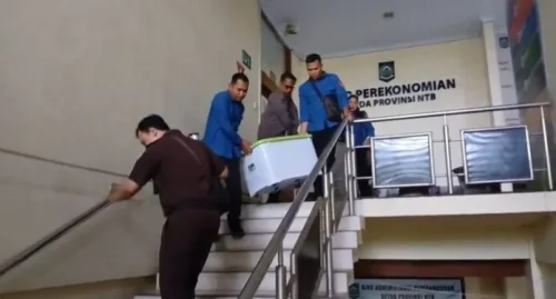 Tim penyidik Pidsus Kejati NTB menyita sejumlah dokumen dari ruangan Biro Ekonomi Plemprov NTB, Kamis 8 Mei 2025. (Iba)
