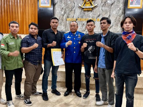 Sekda NTB Lau Gita Ariadi saat menerima hearing dengan elemen masyarakat mendukung pembentukan Provinsi Pulau Sumbawa (PPS), Kamis 15 Mei 2025. (Iba)