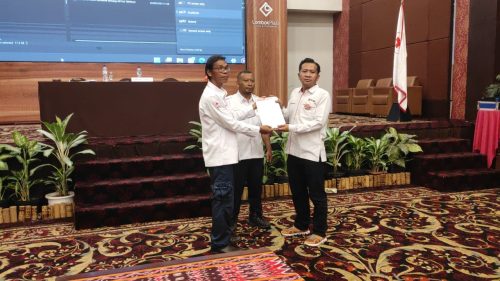 Plt Ketua PMI Lombok Barat Fahrul Mustofa menunjukkan surat keputusan hasil penetapan Ketua terpilih PMI Lombok Barat Haris Karnaen. (Iba)