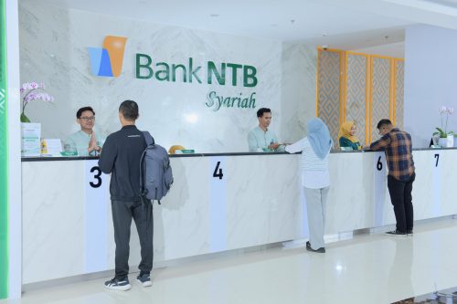 Karyawan Bank NTB Syariah tengah melayani para nasabah. (Iba/Ist)