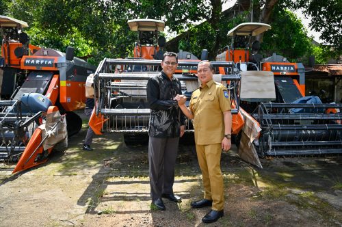 Gubernur NTB Lalu Muhammad Iqbal menyerahkan sejumlah alat pertanian ke Bupati Sumbawa Syarafuddin Jarot, pada Senin (26/5). (Iba/Ist)