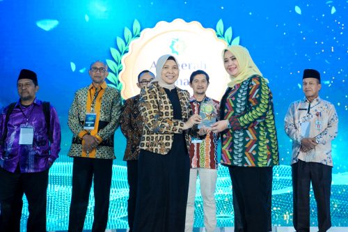 Bank NTB Syariah meraih penghargaan sebagai bank dengan predikat "Excellence in Islamic Banking Literacy and Inclusion Award" dalam ajang Anugerah Adinata Syariah 2025 yang diselenggarakan oleh Komite Nasional Ekonomi dan Keuangan Syariah (KNEKS), Senin, 26 Mei 2025 diterima langsung Wakil Gubernur NTB Indah Dhamayanti Putri. (Iba)