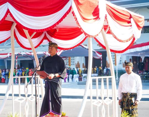 Gubernur NTB Lalu Muhammad Iqbal saat memimpin upacara peringatan Hari Pendidikan Nasional (Hardiknas) di lapangan Bumi Gora, Jumat 2 Mei 2025. (Iba/Ist)