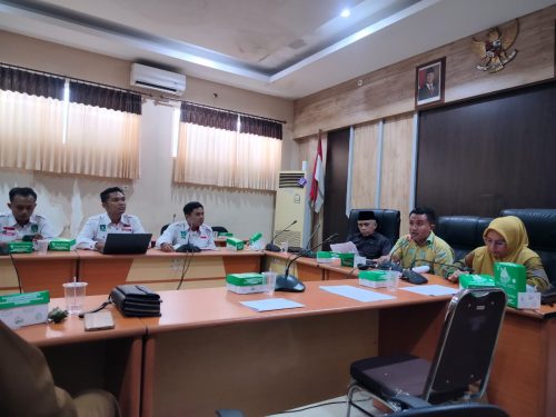Anggota Komisi I DPRD NTB Marga Harun bersama anggota lainnya yatu Didi Sumardi dan Nadirah Alhabsy saat menerima hearng dari KAMMI NTB, senin 26 Mei 2025 di kantor DPRD NTB. (Iba)