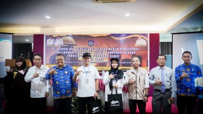 Kepala Dinas PUPR NTB Sadimin bersama sejumlah peserta pelatihan. (Iba/Ist)