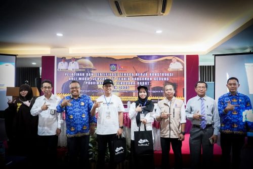Kepala Dinas PUPR NTB Sadimin bersama sejumlah peserta pelatihan. (Iba/Ist)