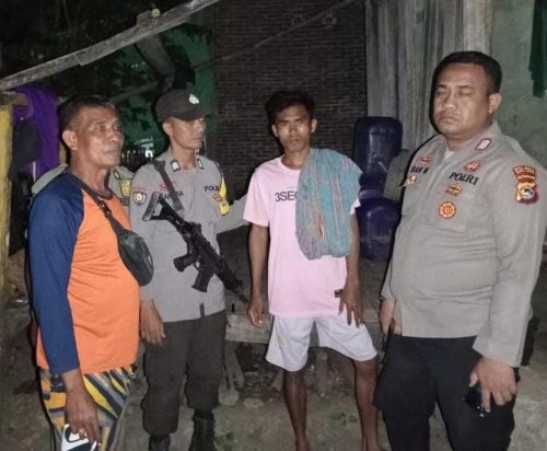 Polisi mengamankan pelaku (tengah) penghina pribadi Gubernur NTB dengan melalui akun facebook @Abiman Abiman. (Iba)