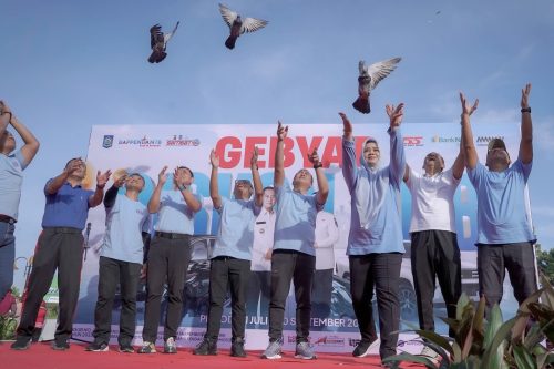 Gubernur NTB Lalu Muhamad Iqbal bersama sejumlah kepala OPD melepas burung sebagai tanda launching resmi gebyar diskon pajak kendaraan bermotor di Teras Udayana Kota Mataram, Minggu 29 Juni 2025. (Iba/Ist)