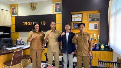 Kepala Dinas Pemuda dan Olahraga (Kadispora) Provinsi NTB Wirawan Ahmad bersama Kabid Pengembangan Daya saing Pemuda Dispora NTB Tarmizi bersama Gusti Bagus Nauval Adifa Suharta, resmi dinyatakan lolos sebagai peserta Singapore-Indonesia Youth Leaders Exchange Programme (SIYLEP) 2025. (Iba)