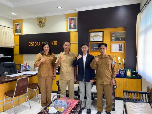 Kepala Dinas Pemuda dan Olahraga (Kadispora) Provinsi NTB Wirawan Ahmad bersama Kabid Pengembangan Daya saing Pemuda Dispora NTB Tarmizi bersama Gusti Bagus Nauval Adifa Suharta, resmi dinyatakan lolos sebagai peserta Singapore-Indonesia Youth Leaders Exchange Programme (SIYLEP) 2025. (Iba)