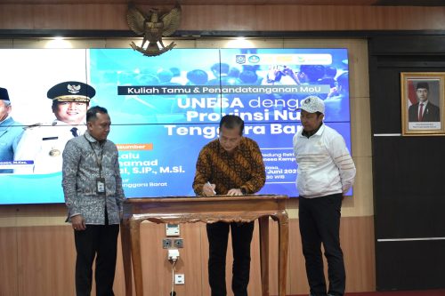Gubernur NTB Lalu Muhamad Iqbal Wakil Rektor IV Unesa Prof Dr Dwi Cahyo Kartiko (bertopi) dan Wakil Rektor IV ITS Prof Agus Muhammad Hatta menandatangani nota kerja sama. (Iba)