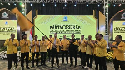 Wali Kota Mataram Mohan Roliskana kembali pimpin Golkar periode 2025-2030. Mohan sedang mengibarkan bendera pusaka Golkar di acara Musda Golkar yang digelar di Prime Park Hotel Mataram siang ini, Minggu 23 Juni 2025. (Iba)