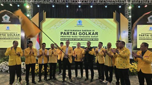 Wali Kota Mataram Mohan Roliskana kembali pimpin Golkar periode 2025-2030. Mohan sedang mengibarkan bendera pusaka Golkar di acara Musda Golkar yang digelar di Prime Park Hotel Mataram siang ini, Minggu 23 Juni 2025. (Iba)