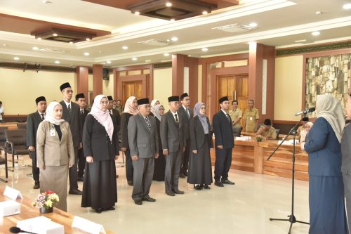 Waki Gubernur NTB Indah Dhamayanti Putri sedang melantik pejabat fungsional di lingkup Pemprov NTB, Senin 23 Juni 2025. (Iba)